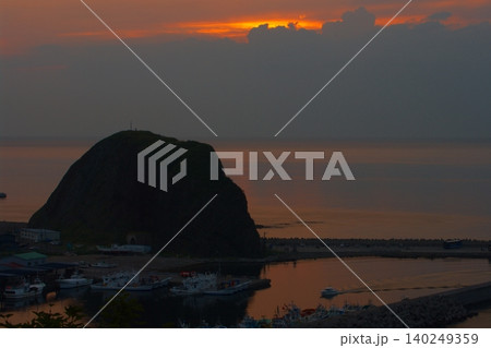 夏の北海道斜里町にはオシンコシンの滝があり、夕暮れのウトロ港には漁船が入港します。 夏の北海道斜里町にはオシンコシンの滝があり、夕暮れのウトロ港には漁船が入港します。 140249359