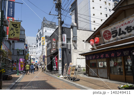 東京都町田市の都市風景 町田駅前ターミナルロード 140249411