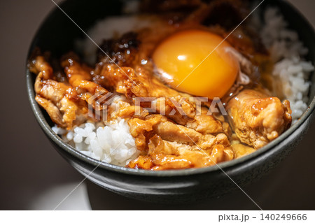 卵黄をのせた豚丼のアップ 140249666