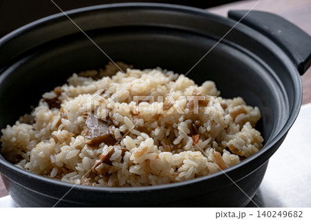 土鍋の炊き込みご飯 140249682