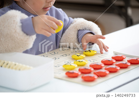 そろばん教材で数を学ぶ子供 140249733