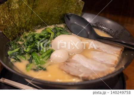 濃厚な豚骨醤油スープとたっぷりの具材が乗った家系ラーメン 濃厚な豚骨醤油スープとたっぷりの具材が乗った家系ラーメン 140249758