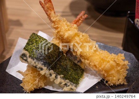 サクサクに揚げられた美味しそうな海老と海苔の天ぷら 140249764