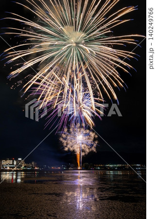 湖面に反射する美しい大輪の花火と輝く夜景 湖面に反射する美しい大輪の花火と輝く夜景 140249766