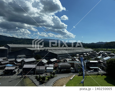 公共施設から望む街並みと工場 140250005