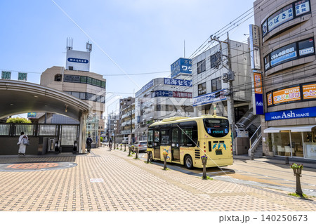 東京都町田市の都市風景 成瀬駅前のバス停 東京都町田市の都市風景 成瀬駅前のバス停 140250673