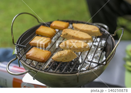 キャンプでスモークチーズとスモークチキンを作る キャンプでスモークチーズとスモークチキンを作る 140250878
