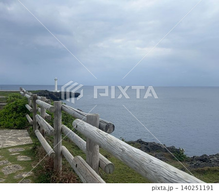 海岸の崖に立つ灯台と海の風景 140251191