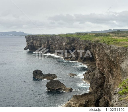 断崖絶壁の海岸と荒波の風景 断崖絶壁の海岸と荒波の風景 140251192