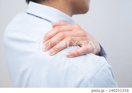 肩が痛いビジネスマン 肩が痛いビジネスマン 140251358