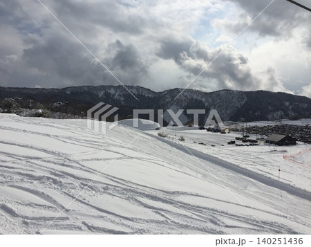 雪に覆われたスキー場 雪に覆われたスキー場 140251436