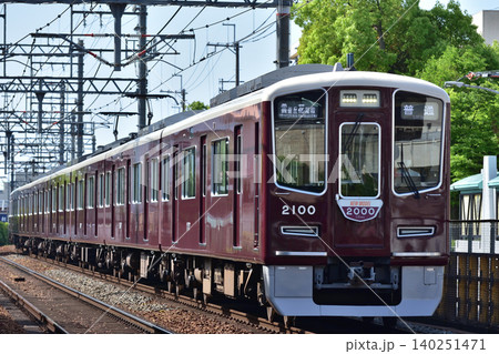 宝塚へ向かう阪急宝塚線 2000系 140251471