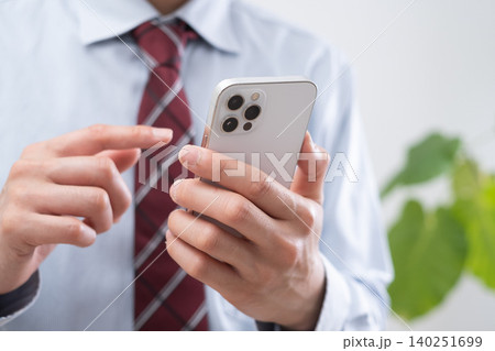 スマホを持つビジネスマンの手元 スマホを持つビジネスマンの手元 140251699