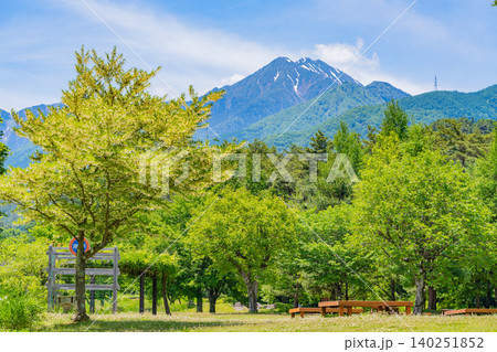 長野県安曇野市 国営アルプスあづみの公園 新緑と北アルプスを映す美しい水鏡と透明な池 長野県安曇野市 国営アルプスあづみの公園 新緑と北アルプスを映す美しい水鏡と透明な池 140251852