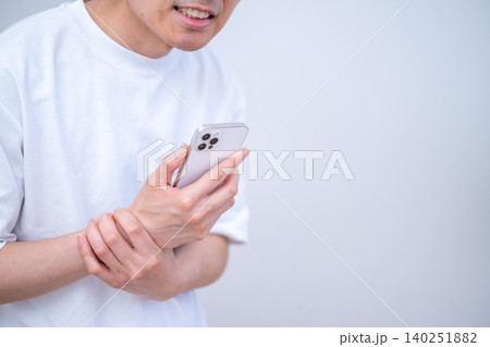 手首が痛いスマホを持つ男性 手首が痛いスマホを持つ男性 140251882