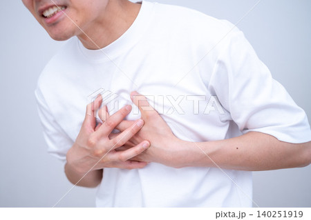 胸を押さえ苦しむ男性と白背景 胸を押さえ苦しむ男性と白背景 140251919