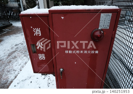 雪が積もった消火器の屋外設置 雪が積もった消火器の屋外設置 140251953
