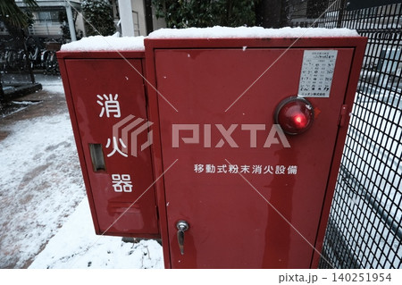 雪が積もった消火器box 140251954