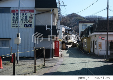 温泉街の看板と店舗 140251969