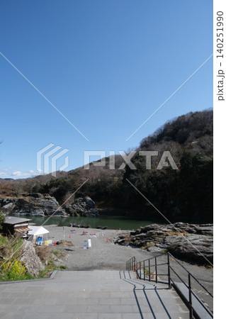 崖沿いの散策路と緑色の水路 崖沿いの散策路と緑色の水路 140251990