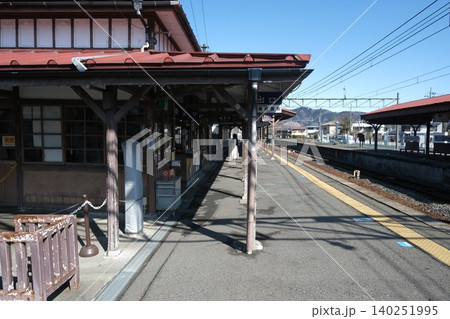 古い駅舎と線路のある駅プラットフォーム 古い駅舎と線路のある駅プラットフォーム 140251995