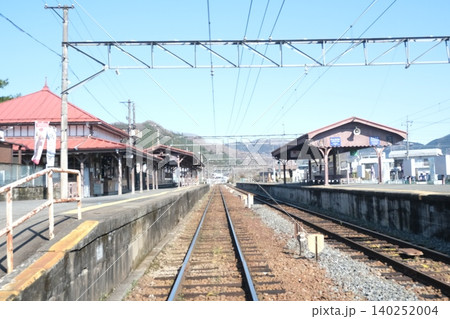 駅のプラットフォームと線路 駅のプラットフォームと線路 140252004