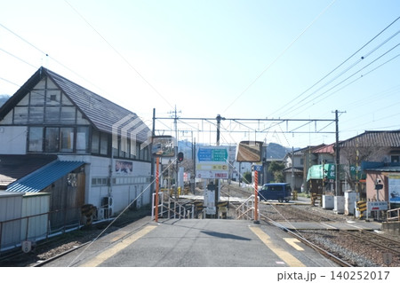 駅前の踏切と町並み 駅前の踏切と町並み 140252017