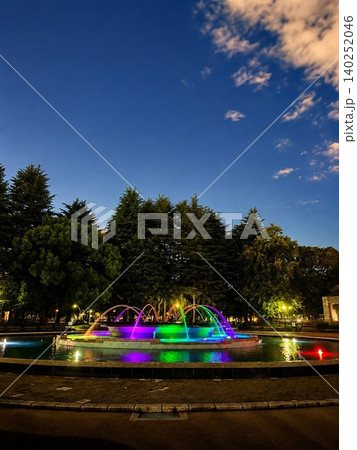 夜の公園のカラフルな噴水 夜の公園のカラフルな噴水 140252046