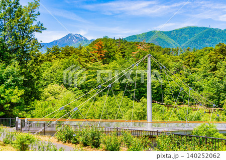 【長野県】国営アルプスあづみの公園　烏川吊橋の向こうにアルプスの峰 140252062