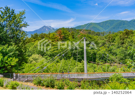 【長野県】国営アルプスあづみの公園 烏川吊橋の向こうにアルプスの峰 【長野県】国営アルプスあづみの公園 烏川吊橋の向こうにアルプスの峰 140252064