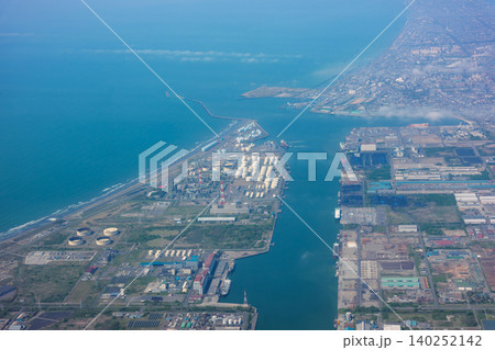 飛行機から見た苫小牧港 北海道の工業地帯と海岸線の空撮風景 140252142