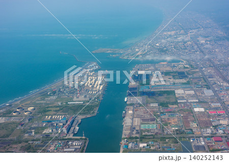 飛行機から見た苫小牧港 北海道の工業地帯と海岸線の空撮風景 飛行機から見た苫小牧港 北海道の工業地帯と海岸線の空撮風景 140252143