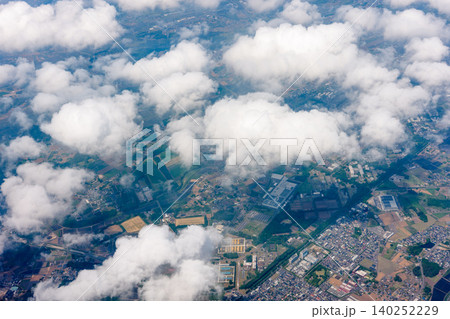飛行機から見た関東平野の住宅街と雲 日本の空撮風景 140252229