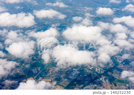 飛行機から見た関東平野の住宅街と雲 日本の空撮風景 140252230