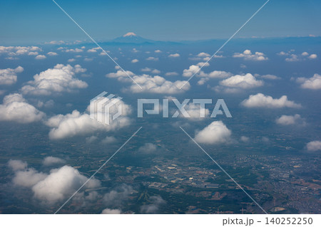 飛行機から見た関東平野と富士山 日本の雄大な空撮風景 飛行機から見た関東平野と富士山 日本の雄大な空撮風景 140252250