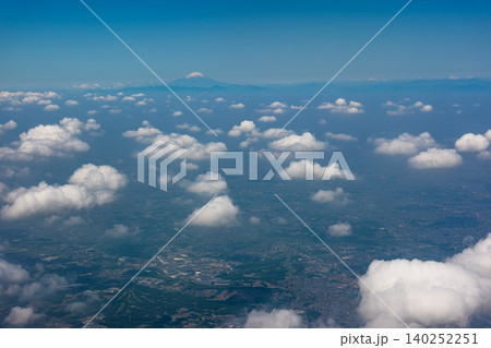 飛行機から見た関東平野と富士山 日本の雄大な空撮風景 飛行機から見た関東平野と富士山 日本の雄大な空撮風景 140252251