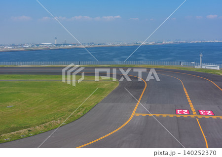 羽田空港の滑走路 東京湾を望む日本最大級空港の風景 140252370