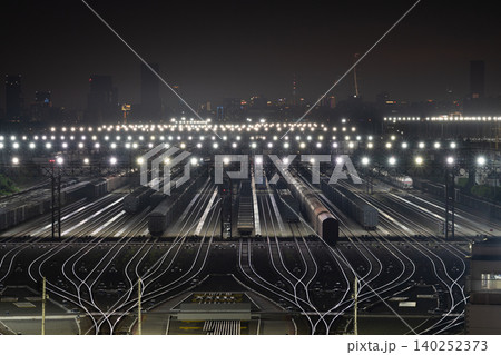 夜の鉄道貨物ヤード 140252373