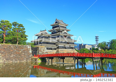 長野県松本市、国宝松本城と埋橋の風景 長野県松本市、国宝松本城と埋橋の風景 140252381