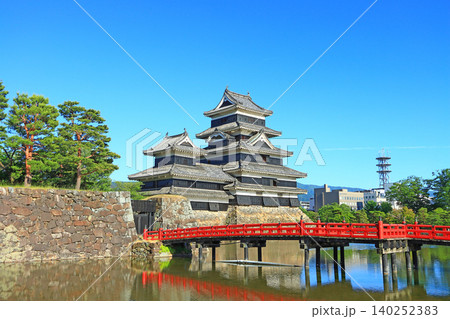 長野県松本市、国宝松本城と埋橋の風景 長野県松本市、国宝松本城と埋橋の風景 140252383