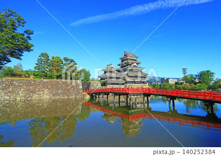 長野県松本市、国宝松本城と埋橋の風景 長野県松本市、国宝松本城と埋橋の風景 140252384