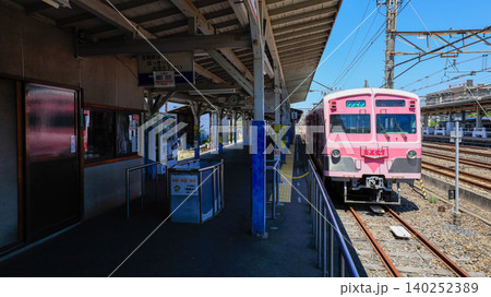 流鉄流山線の馬橋駅の改札とホーム、JRの乗換駅で流鉄単体の駅舎はない 流鉄流山線の馬橋駅の改札とホーム、JRの乗換駅で流鉄単体の駅舎はない 140252389