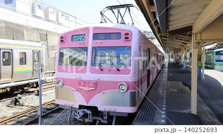 流鉄流山線の流山駅で停車中の電車「さくら号」 140252693