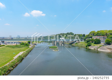 東京都と神奈川県の県境 多摩川と東急線の鉄道橋風景 東京都と神奈川県の県境 多摩川と東急線の鉄道橋風景 140252735