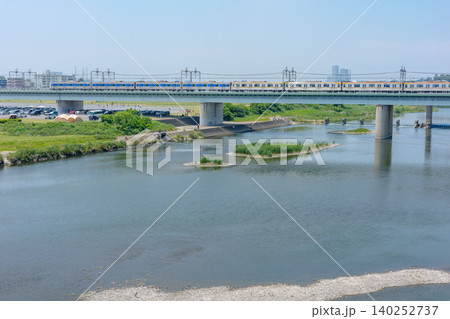 東京都と神奈川県の県境 多摩川と東急線の鉄道橋風景 東京都と神奈川県の県境 多摩川と東急線の鉄道橋風景 140252737
