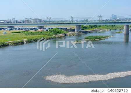 東京都と神奈川県の県境 多摩川と東急線の鉄道橋風景 東京都と神奈川県の県境 多摩川と東急線の鉄道橋風景 140252739