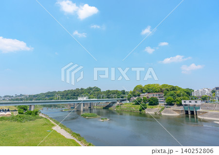 東京都と神奈川県の県境 多摩川と東急線沿線の都市インフラ景観 東京都と神奈川県の県境 多摩川と東急線沿線の都市インフラ景観 140252806
