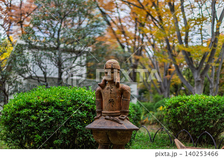 日比谷公園の歴史スポットに展示されている武人の埴輪（はにわ）のクローズアップ 2023年11月 140253466