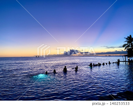 夕暮れの海とインフィニティプール 南国リゾートのサンセット風景 140253533