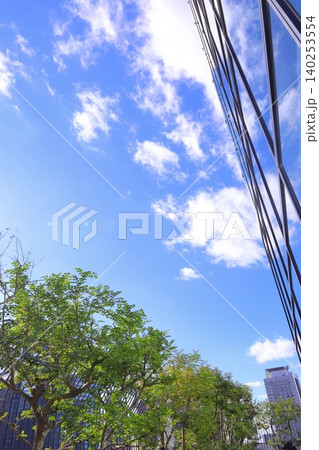 大阪駅前、見上げる風景写真 140253554